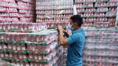 غلق 3 منشآت وإعدام 2.2 طن أغذية غير صالحة للاستهلاك بالشرقية (صور)