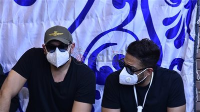 عمرو يوسف وحماقي وهاني رمزي في عزاء سمير غانم بمقابر الوفاء والأمل