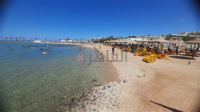 إقبال على شواطئ الغردقة بعد فتحها من جديد وسط إجراءات احترازية مشددة (صور)