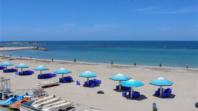 محافظ الإسكندرية يتابع الاستعدادات النهائية لاستقبال المواطنين على الشواطئ غدًا