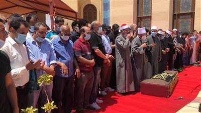 أبرز الفنانين يشاركون في جنازة الراحل سمير غانم (صور)