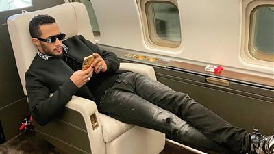 لهذا السبب تحدث عن شقيقه.. ظهور جديد لمحمد رمضان داخل طائرته الخاصة بهاتفه الذهبي 