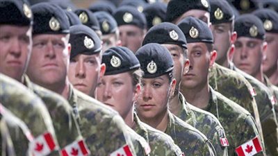 جندية بالجيش الكندي تطعم زملاءها 