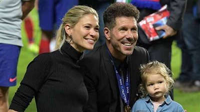 زوجة سيميوني تستقبله بـ