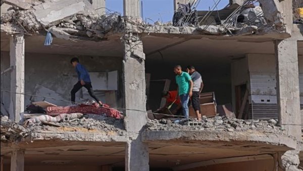 إزالة آثار قصف فلسطين