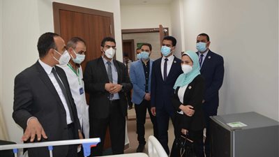 نائب محافظ المنيا يتابع منظومة شبكات الأكسجين داخل المستشفيات