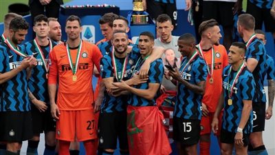 حكيمي يحتفل بعلم المغرب بعد تتويجه بالدوري الإيطالي مع إنتر