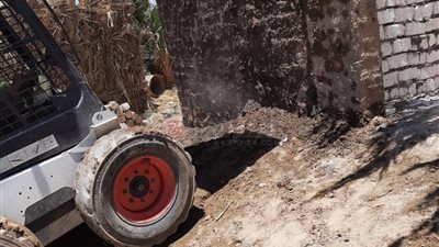 إزالة بناء مخالف على أرض زراعية بإسنا جنوبي الأقصر (صور)