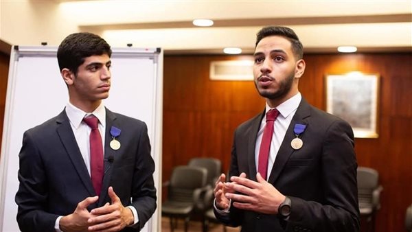 الطلاب الفائزون بالمعرض