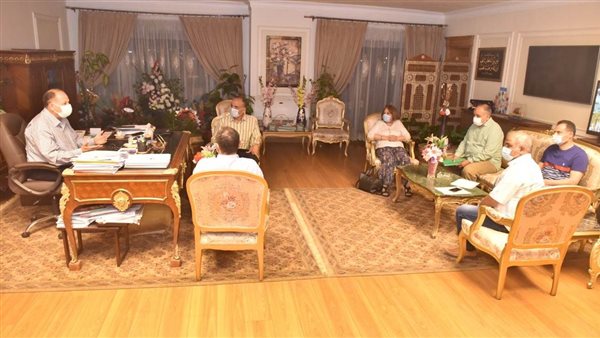 محافظ أسيوط يناقش