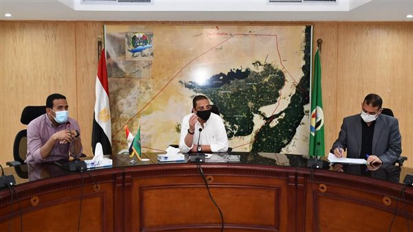 محافظ الفيوم يجتمع