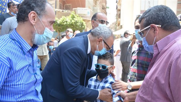 محافظ القليوبية يقدم