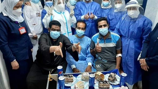 الطاقم الطبي يحتفل