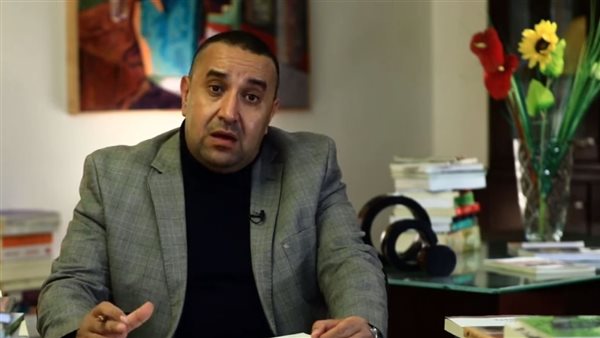 الكاتب الصحفي وائل