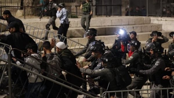 الاحتلال يقتحم باحات