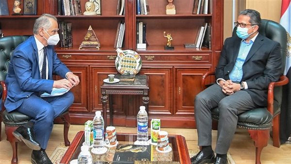 وزير السياحة وسفير