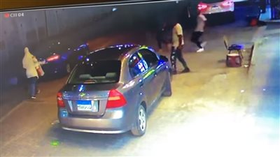 سيارة تدهس 3 أشخاص وتفر هاربة بمنطقة شيراتون (فيديو)