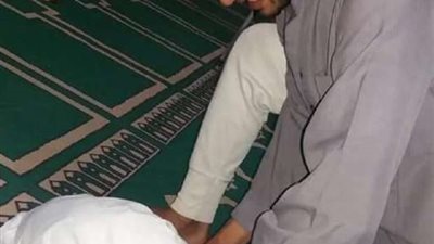 شاب يخنق صديقه ويضعه في كفن داخل مسجد لعرض الفيديو على 