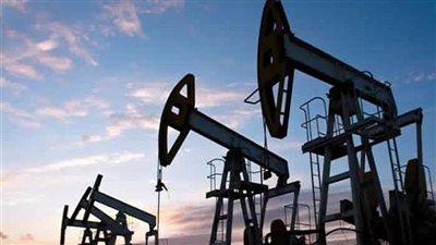 النفط يصعد أكثر من دولار مع توقعات باستيعاب الطلب المعروض الإيراني الجديد