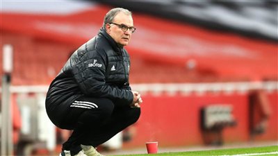 رسميا.. بيلسا مدرب الموسم في الدوري الإنجليزي 