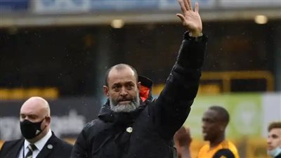 الأهلي السعودي يدرس التعاقد مع مدرب وولفرهامبتون السابق لتدريب الفريق