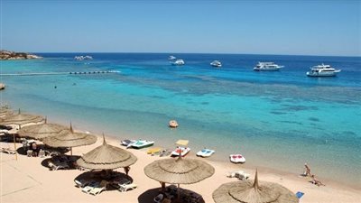 بسبب مستودع خمور..  فصل رئيس الوحدة المحلية لمدينة رأس علم بتهمة الرشوة