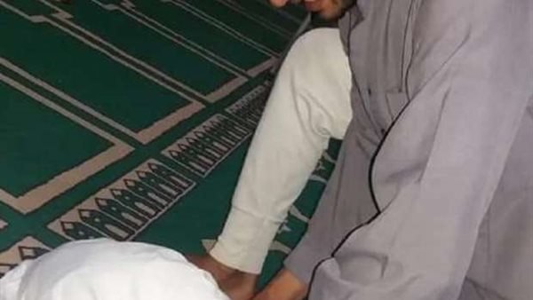 شاب يخنق صديقه فى