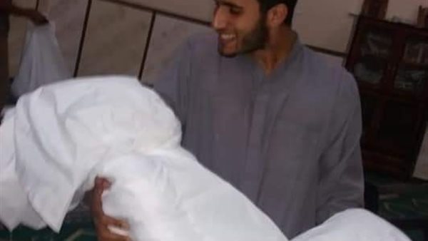 شاب يحمل صديقه داخل