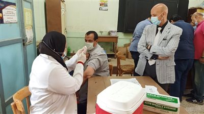 قبل الامتحانات.. بدء تطعيم العاملين وأعضاء هيئة التدريس بالشرقية بلقاح كورونا (صور)