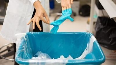 بعد ارتفاع إصابات كورونا.. تعرف على إجراءات البيئة للتخلص من النفايات الطبية