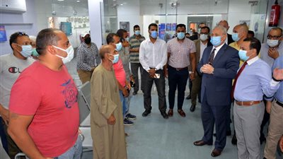 خلال تفقده مركز التطعيم.. المحافظ يناشد أهالي الأقصر بضرورة الإسراع بالتسجيل لتلقي لقاح كورونا