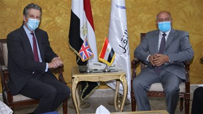 وزير النقل يجتمع مع السفير البريطاني لمناقشة التعاون في مشروعات السكك الحديدية والجر الكهربائي