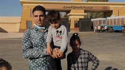 فلسطينيون من معبر رفح: 