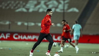 شوبير: بعض أندية قطر تتابع قفشة والشحات.. وأيمن أشرف يعاني من خشونة في الركبة