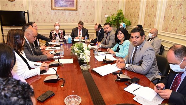 وزيرة البيئة خلال