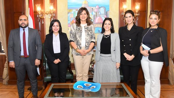 وزيرة الهجرة مع أعضاء