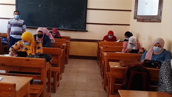 طلاب الثانوية يؤدون