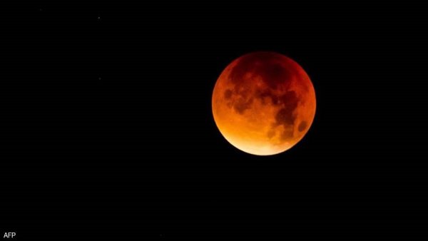 القمر الدامي العملاق