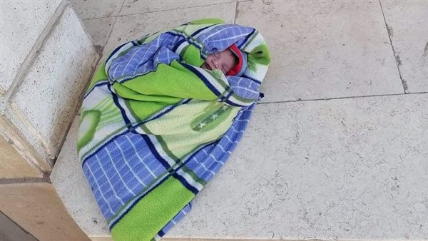 العثور على رضيع أمام