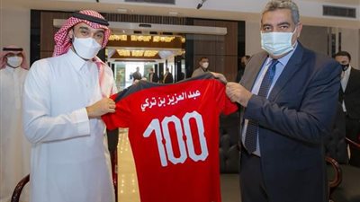 أحمد مجاهد يهدي رئيس الاتحاد العربي قميص منتخب مصر (صور)