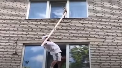 رجل يخاطر بحياته لإنقاذ قطة