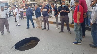 هبوط أرضي في شارع فيصل الرئيسي (صور)