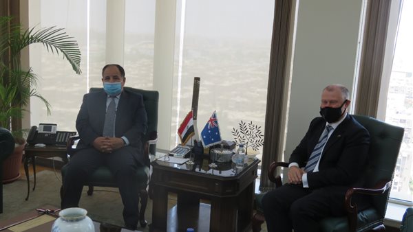 وزير المالية وسفير