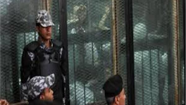 متهمون داخل القفص