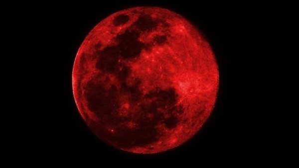 القمر الدموي الأحمر