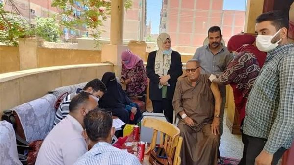 تطعيم المسنين بقنا