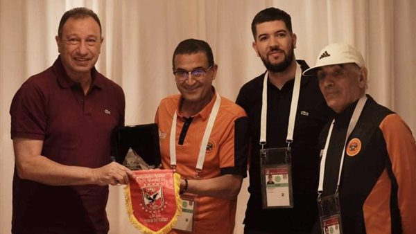 الخطيب يهدي رئيس