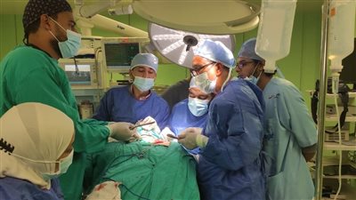 نجاح استئصال ضلع زائد بالرقبة لمريضة تعاني من تورم الذراع اليسرى بمستشفى أسوان الجامعي