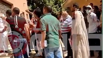 زحام شديد خارج مستشفى المراغة أثناء تلقي المواطنين للقاح كورونا (فيديو) 