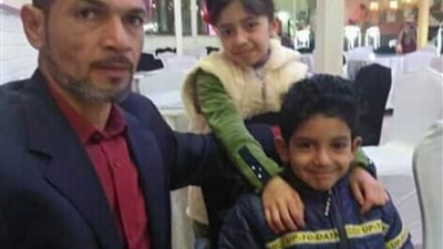 نيابة بنها تصرح بدفن جثث أب وطفليه عثر عليهم مخنوقين بشريط بلاستيك أمام منزلهم